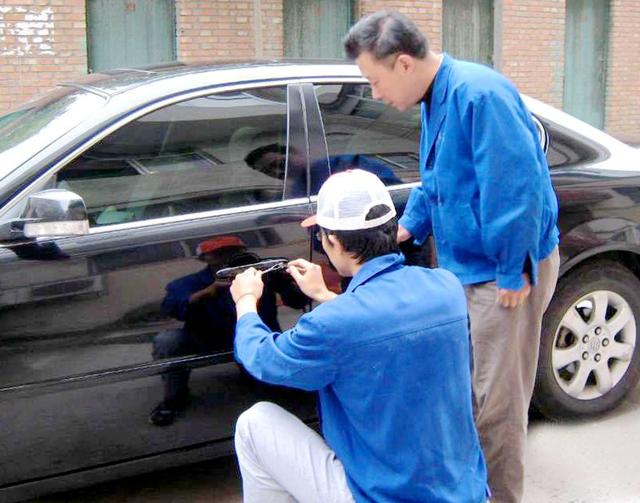 灵丘汽车钥匙丢在车里面怎么办?